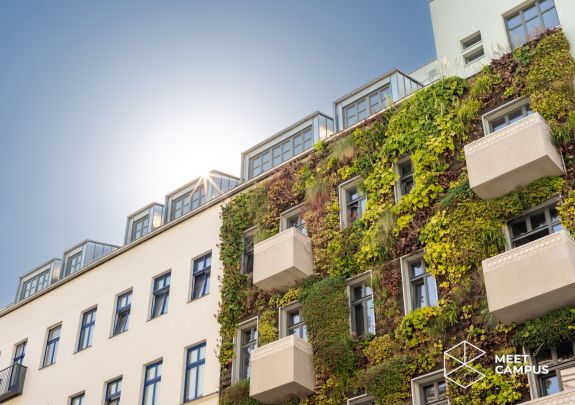 Gebäudefassade mit grüner Bepflanzung