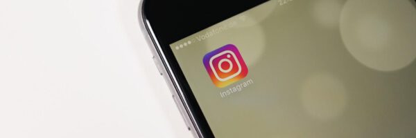 Ein Handy-Display wird angezeigt, auf welchem die Instagram-App zu sehen ist